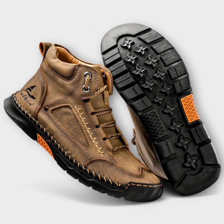 Männer Outdoor Stiefel mit hohem Schaft, bereit für Wanderungen & Abenteuer in der Natur.