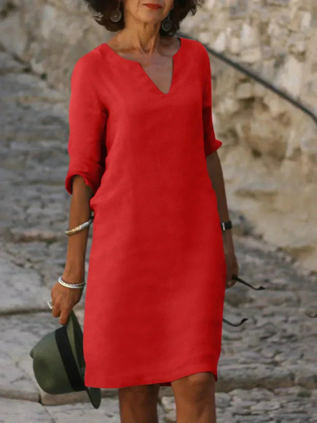 Modisch-elegantes Damen Midi Sommerkleid aus fließendem Stoff, getragen von einem Model.