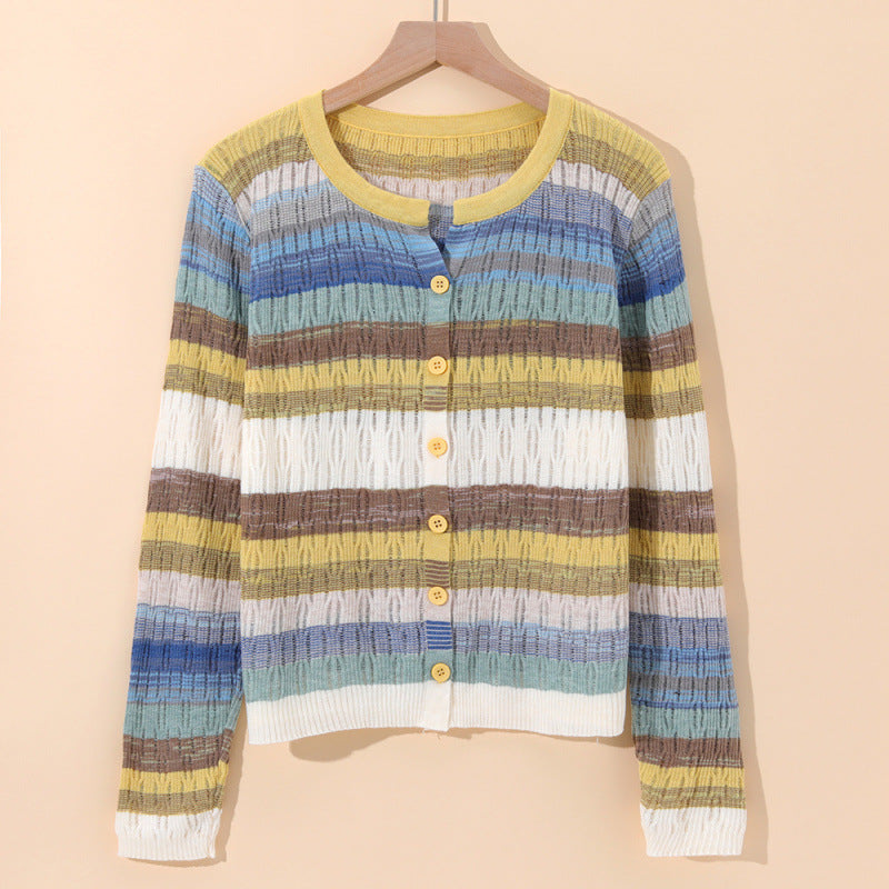 Lockerer, farbenfroher Damen Strickcardigan, ideal für modisches Layering und Frühling. Lässiges Oberteil.