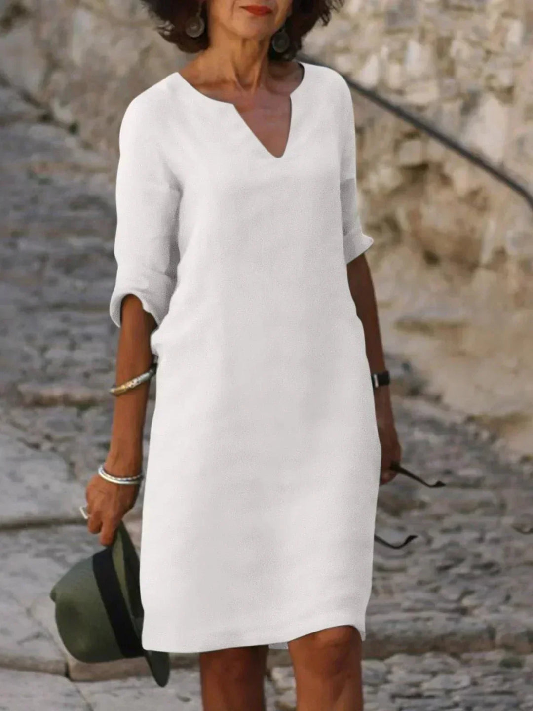Nahaufnahme des leichten, fließenden Materials eines Damen Midi Kleides, perfekt für den Sommer.