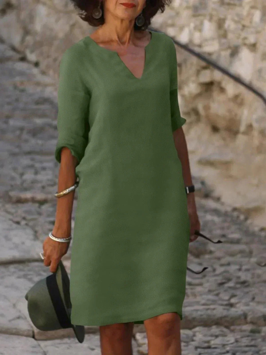 Feminines Damenkleid mit schmeichelhaftem V-Ausschnitt, ein vielseitiges Midi Sommerkleid.