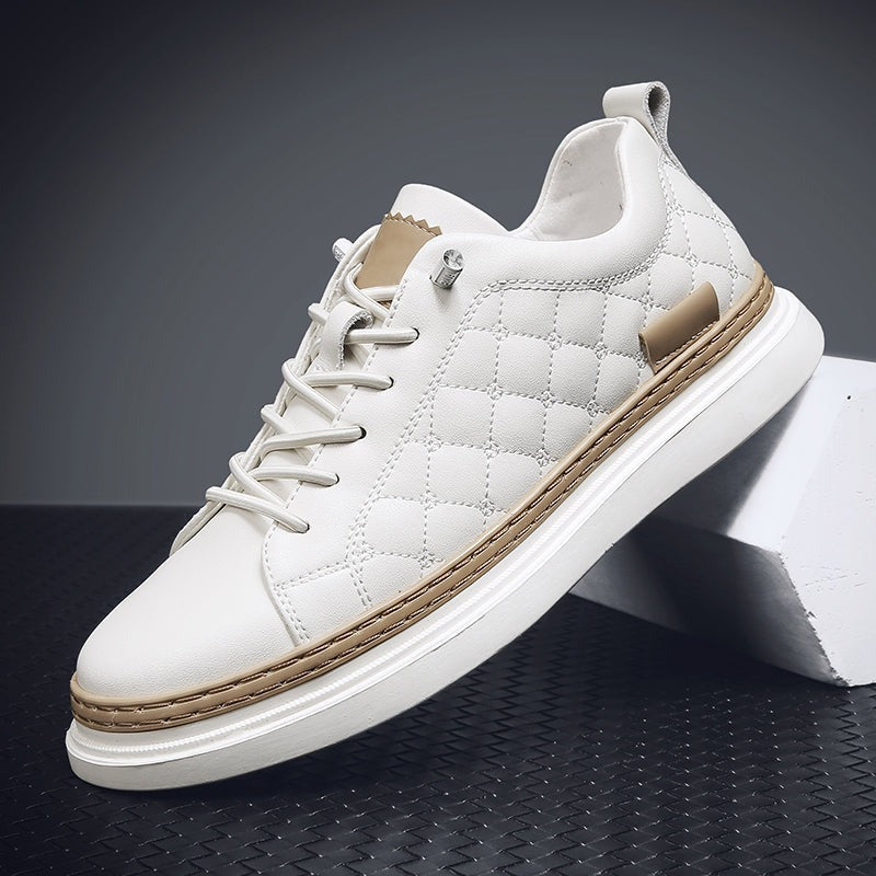 Seitenansicht des Unisex Carlow Sneakers mit auffälligem Karomuster in Schwarz-Weiß. Moderner und bequemer Alltagsschuh.