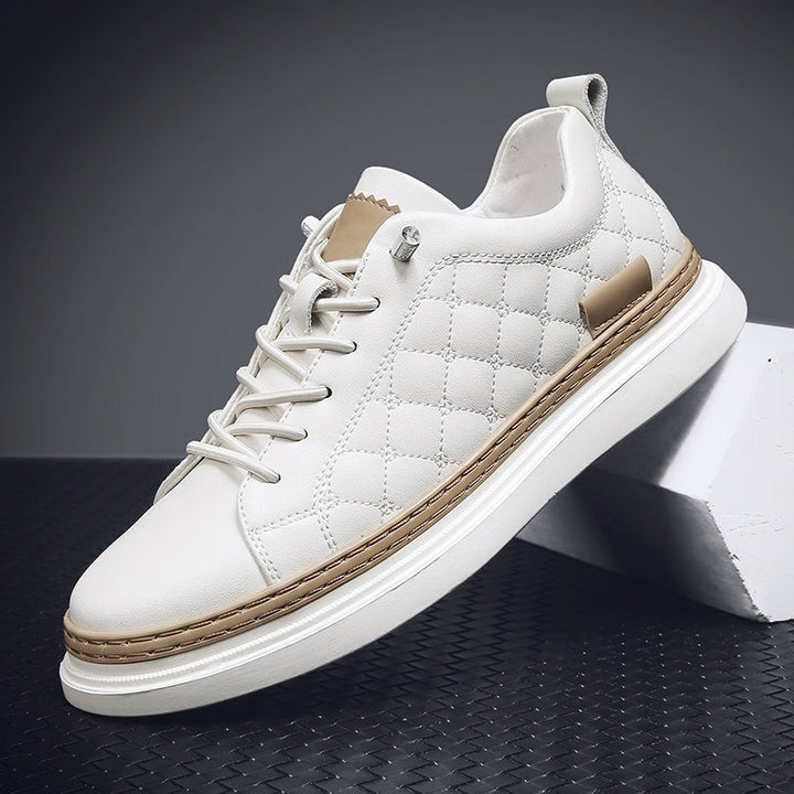 Seitenansicht des Unisex Carlow Sneakers mit auffälligem Karomuster in Schwarz-Weiß. Moderner und bequemer Alltagsschuh.