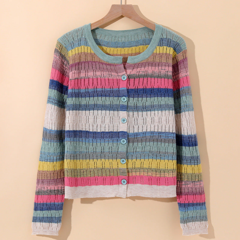 Gestreifter Damen Strickcardigan für legere Übergangslooks im Frühling. Perfekte Damenmode zum Layering.