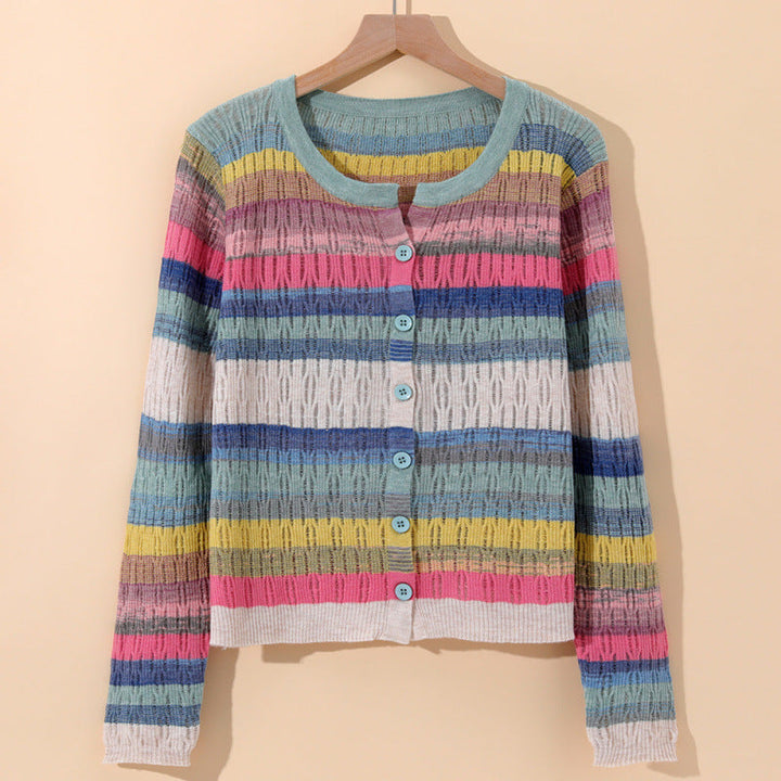 Gestreifter Damen Strickcardigan für legere Übergangslooks im Frühling. Perfekte Damenmode zum Layering.