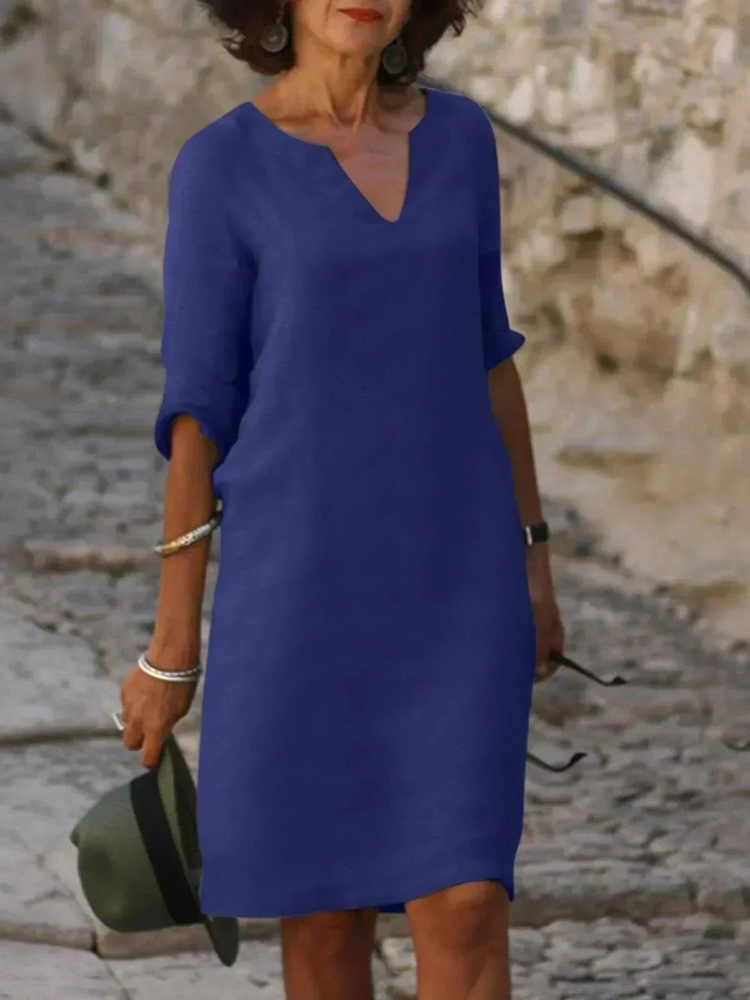 Rückansicht eines eleganten, femininen Damen Midi Kleides, ideal als stylisches Sommerkleid.