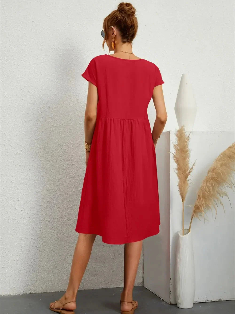 Bequemes Damen Smock Midi Kleid, ideal für Sommerurlaub. Komfortables Freizeitkleid mit Smock-Details.