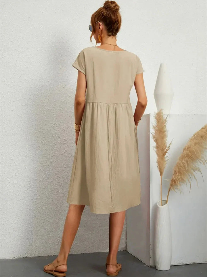 Leichtes Sommerkleid im Smock Midi Stil für Damen. Ideal für heiße Tage, Freizeit und Urlaub.
