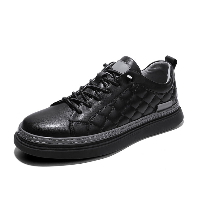 Bequeme Unisex Carlow Sneakers mit modernem Karomuster. Schnürschuhe in Weiß-Schwarz, ideal für stilvollen Alltagskomfort.