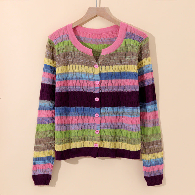 Weicher, farbenfroher Damen Strickcardigan, vielseitig als Übergangsjacke. Lässig gestreiftes Oberteil für Frühling.