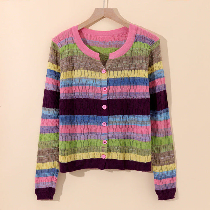 Weicher, farbenfroher Damen Strickcardigan, vielseitig als Übergangsjacke. Lässig gestreiftes Oberteil für Frühling.