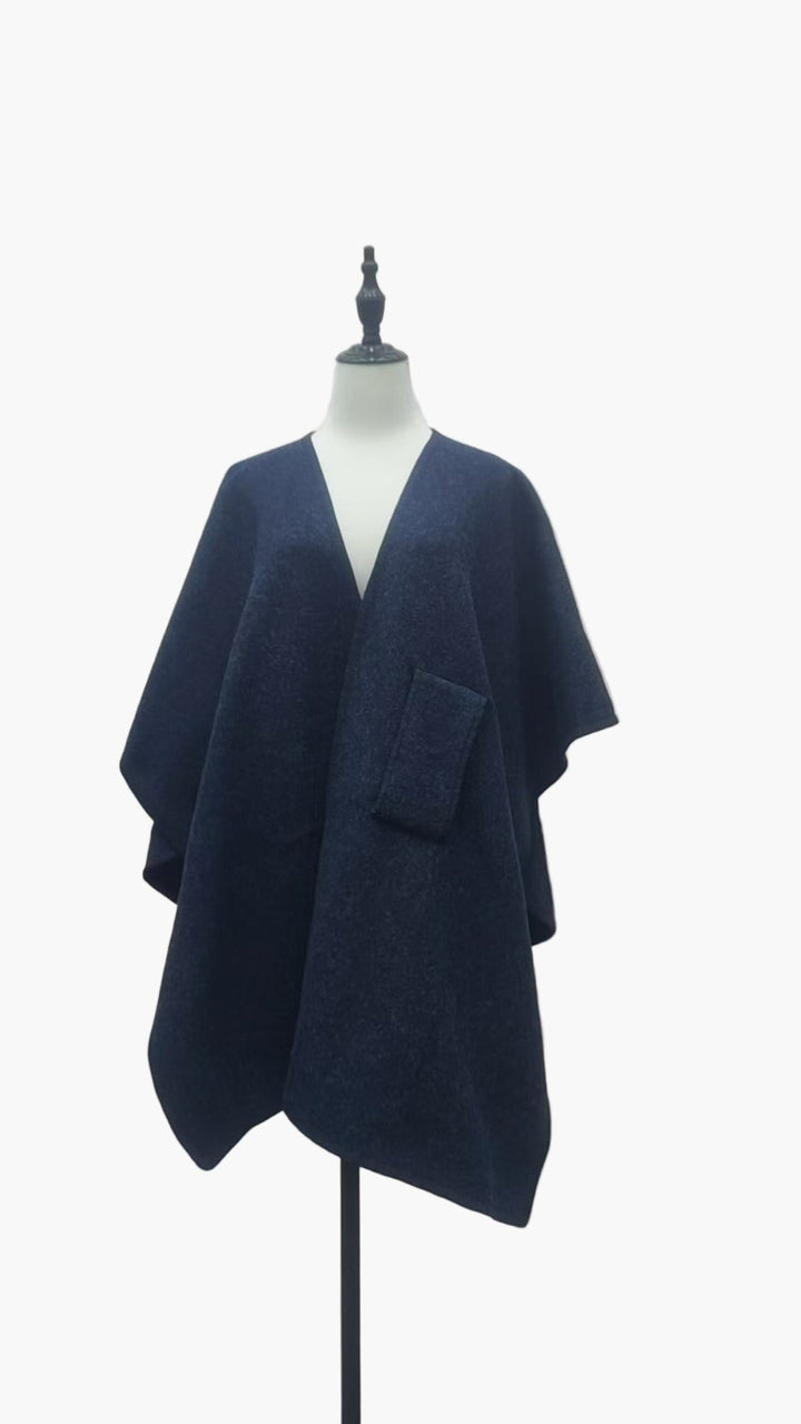 Texturaufnahme: Weicher, kuscheliger Wollmix des Damen Poncho-Schals, Detailansicht des Materials.