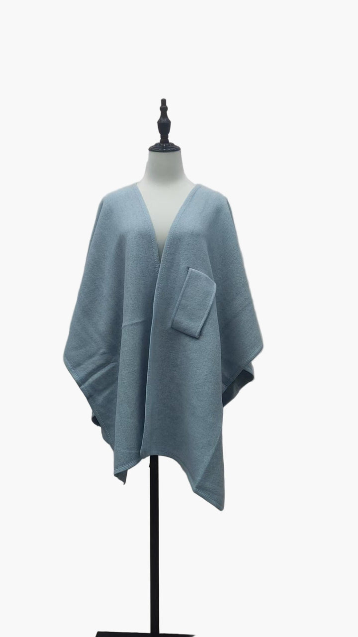 Model trägt eleganten Damen Poncho-Schal aus weichem Wollmix, fließender Fall, ideal für Frühling & Herbst.