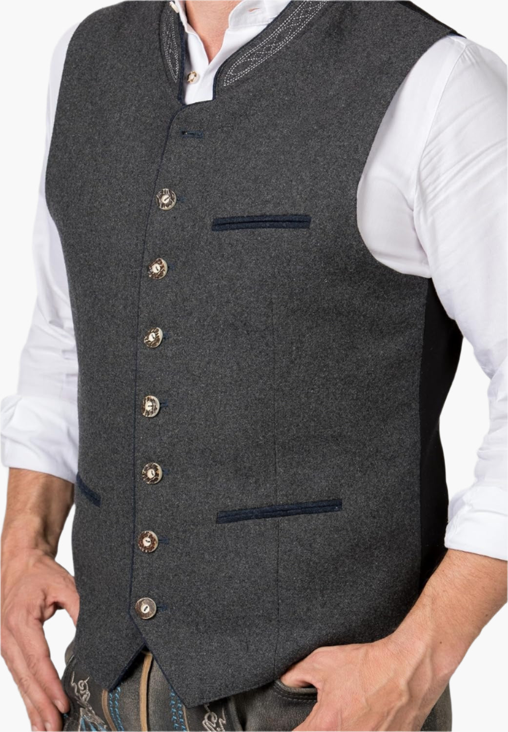 Detailaufnahme einer klassischen grauen Herren Trachtenweste mit Knöpfen. Edle Trachtenmode für Männer.