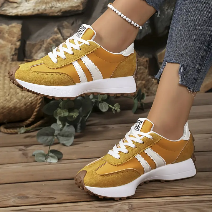 Gelbe orthopädische Damenschuhe. Bequeme, atmungsaktive Sneaker mit stoßdämpfender Sohle für jeden Tag.