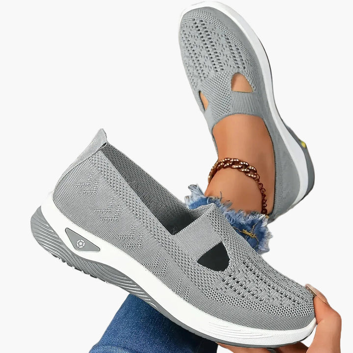 Leichte Damen-Freizeitschuhe: Slipper mit dämpfender Plateausohle und einzigartigem Cut-Out-Design.