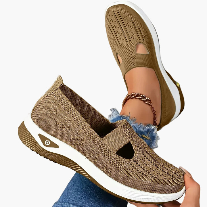 Damen-Slipper mit Plateausohle, luftigem Cut-Out-Design, leicht und bequem für lange Tage.