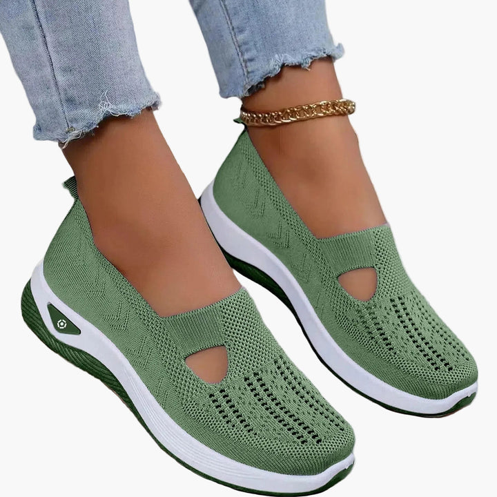 Damen-Slipper mit dämpfender Plateausohle und modischem Cut-Out-Design für maximalen Komfort.