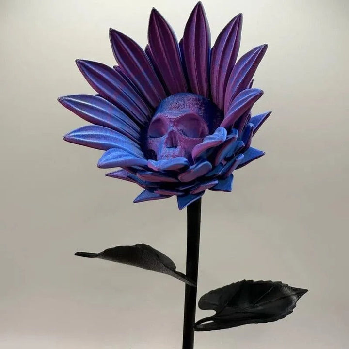 Dekorativer 3D Sonnenblumen-Schädel als Ornament. Bunte, florale Skulptur für Gothic- & Halloween-Wohndeko.