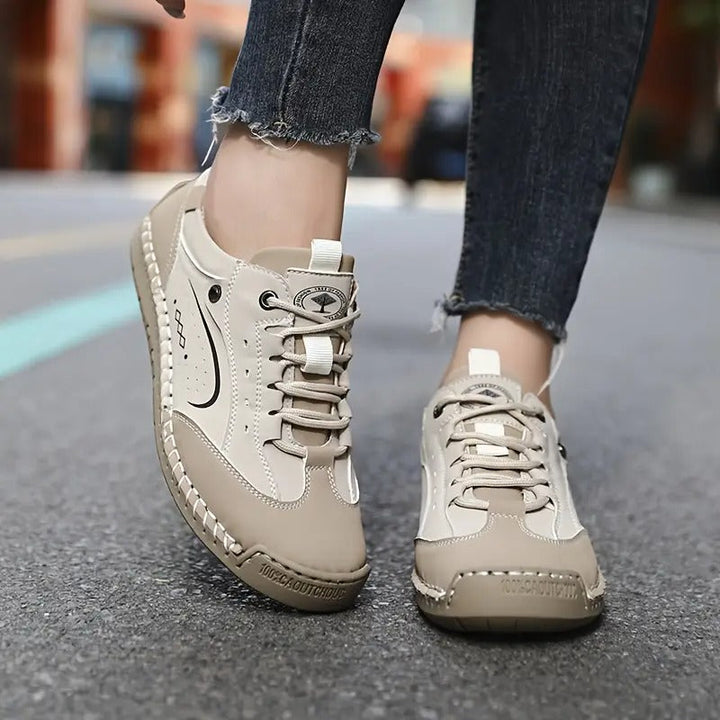 Leichte, bequeme orthopädische Damenschuhe, atmungsaktiv und rutschfest. Ideal für lange Spaziergänge.