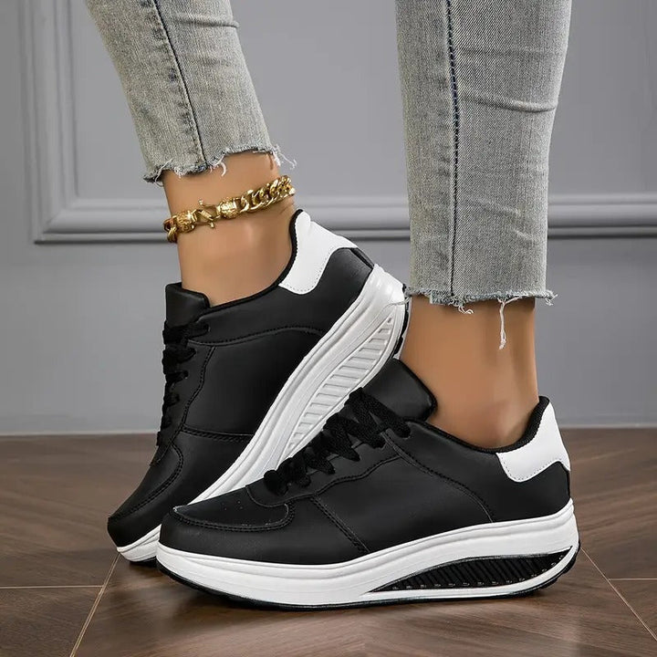 Rückansicht des Damen Sneakers, betont die bequeme Polsterung und die hochwertige Verarbeitung.