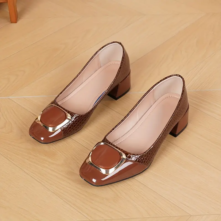 Hochwertiger Damen Slip-On Pumps mit bequemem niedrigem Absatz. Ein eleganter Damenschuh für Büro & besondere Anlässe.