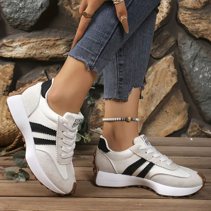 Weiße Damen Komfort-Sneaker. Orthopädische Schuhe, atmungsaktiv und rutschfest, ideal für den täglichen Gebrauch.
