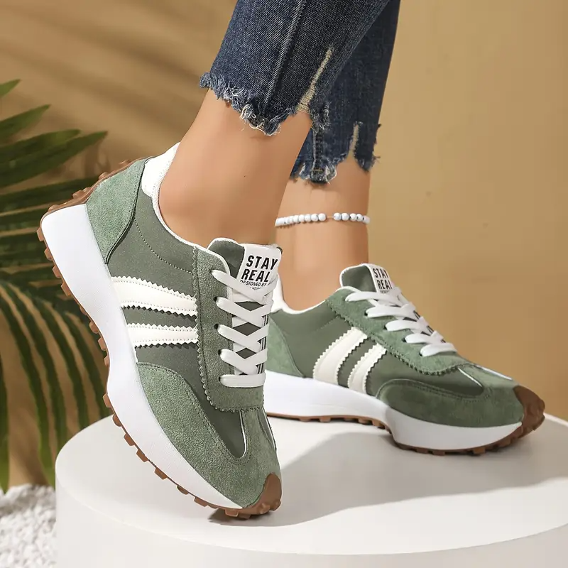 Grüne orthopädische Damensneaker. Atmungsaktive Komfortschuhe mit rutschfester Sohle und ergonomischem Design.