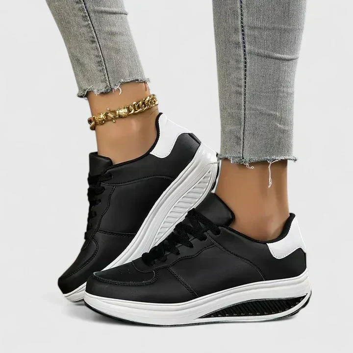 Dame trägt bequeme Ergonomie-Schuhe beim Gehen. Perfekte Damenschuhe für Alltag, Freizeit & aktiven Komfort.