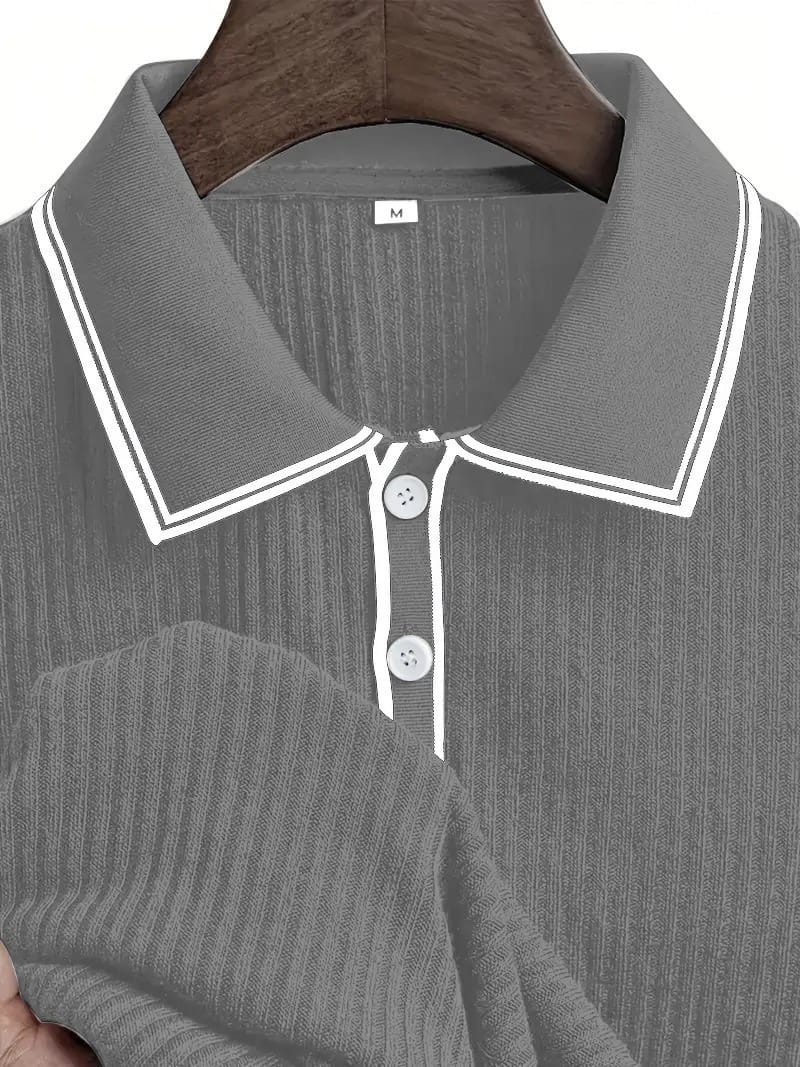 Graues, elegantes geripptes Herren Polo-Shirt; bequem und passend für jede Jahreszeit.