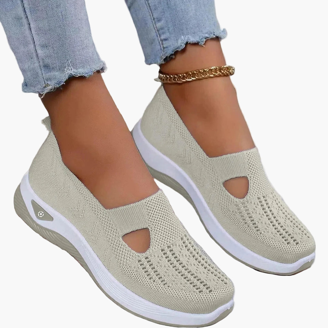 Atmungsaktive Damen-Plateau-Slipper, ideal für warme Tage, mit komfortabler Dämpfung und Cut-Outs.