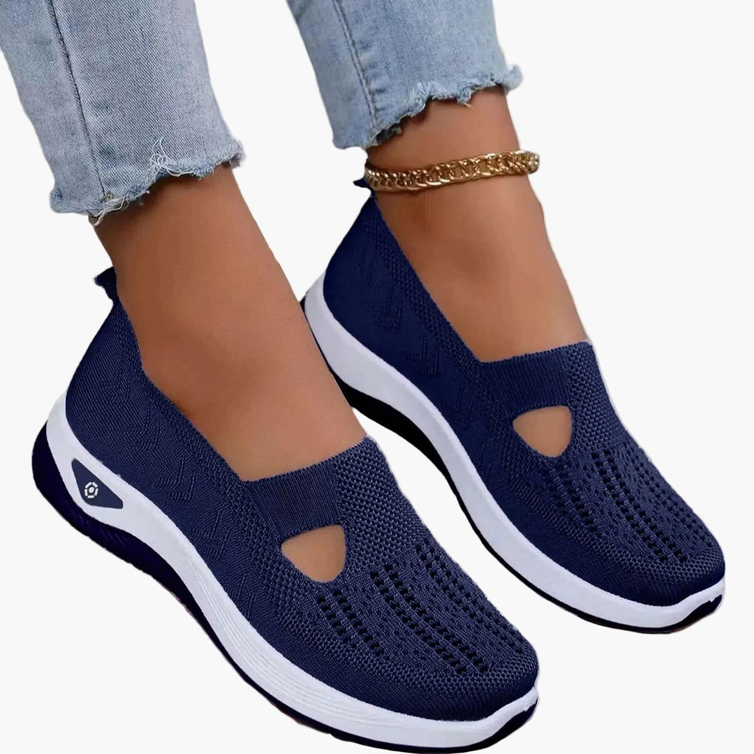 Moderne Damen-Komfortschuhe: Plateau-Slipper mit innovativem Cut-Out und weicher Dämpfung.