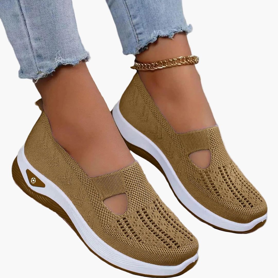 Plateau-Slipper für Damen, ergonomisch geformt mit dämpfender Sohle und elegantem Cut-Out-Muster.