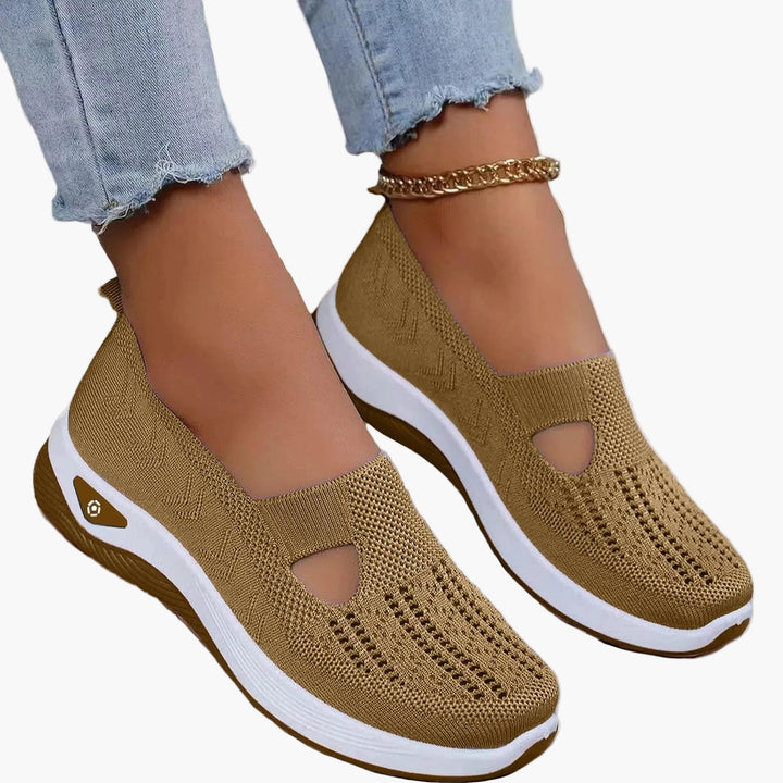 Plateau-Slipper für Damen, ergonomisch geformt mit dämpfender Sohle und elegantem Cut-Out-Muster.