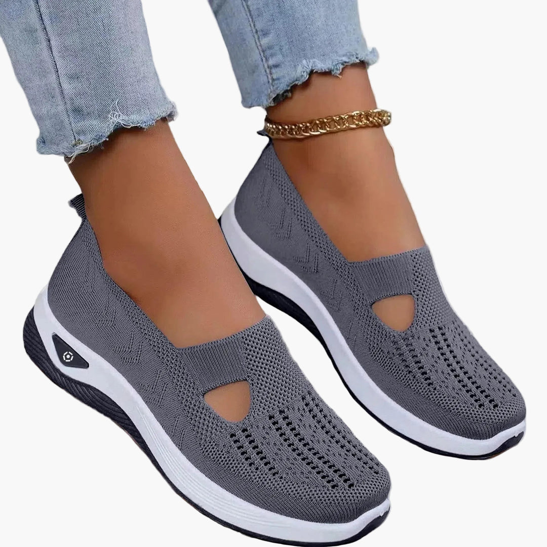 Freizeit-Slipper für Frauen: Bequemer Plateau-Schuh mit dämpfender Sohle und stilvollem Cut-Out.