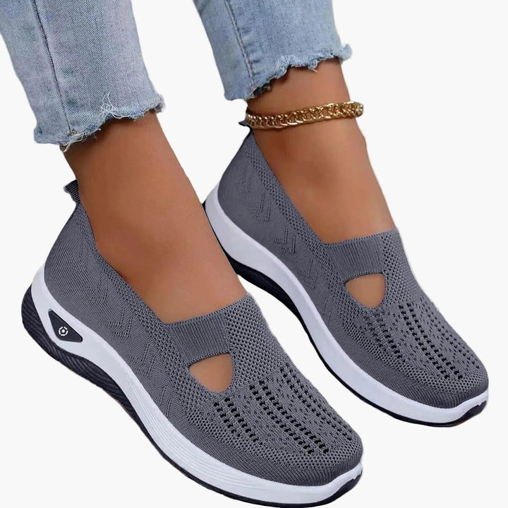 Freizeit-Slipper für Frauen: Bequemer Plateau-Schuh mit dämpfender Sohle und stilvollem Cut-Out.