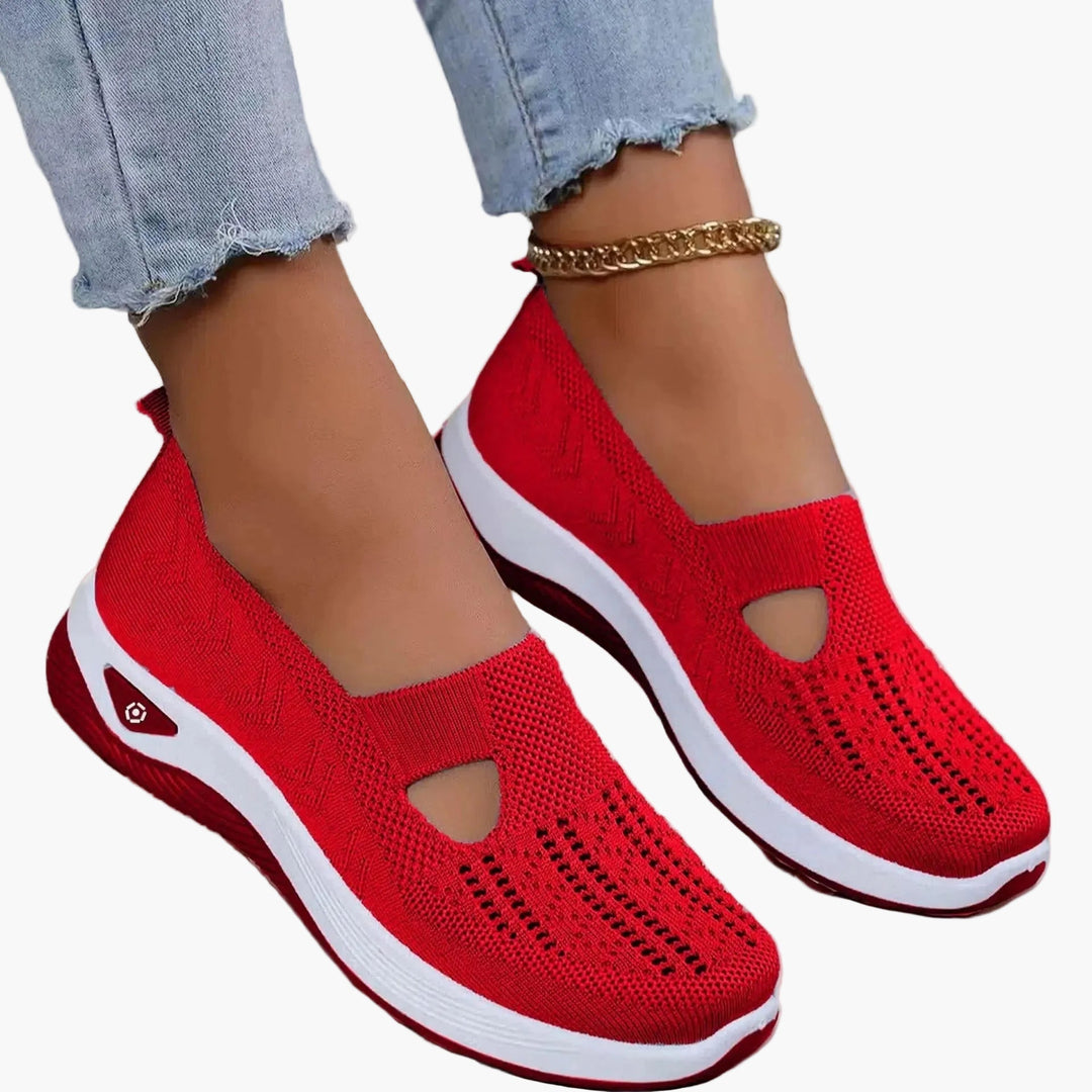 Stylische Damen-Sneaker-Slipper mit erhöhtem Plateau und atmungsaktiven Cut-Outs für Alltag & Freizeit.