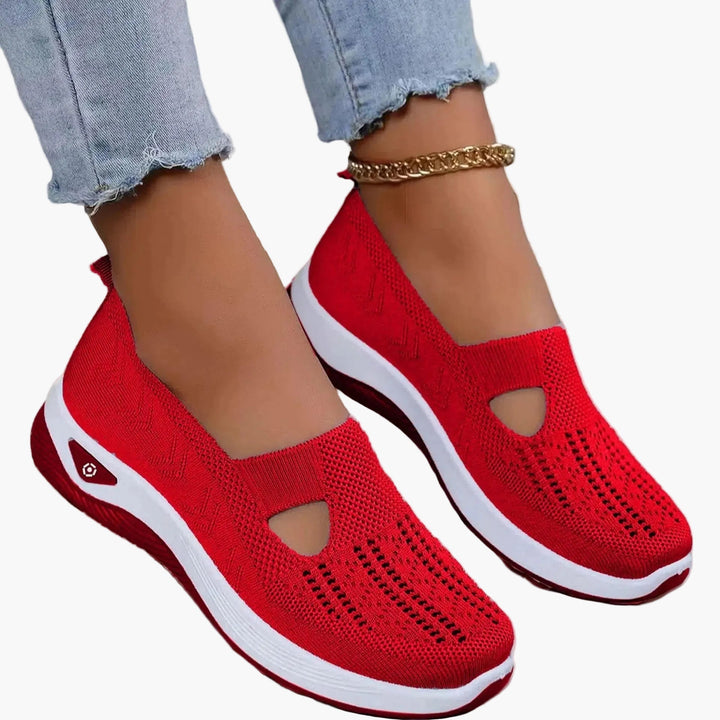 Stylische Damen-Sneaker-Slipper mit erhöhtem Plateau und atmungsaktiven Cut-Outs für Alltag & Freizeit.