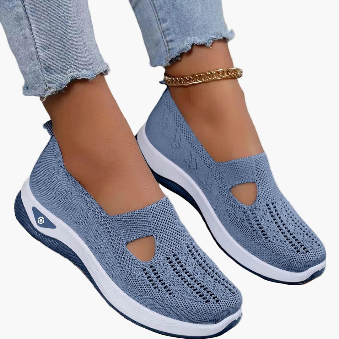 Damen-Komfort-Slipper mit Plateau-Absatz, Cut-Out-Design und leichter Bauweise für Gehkomfort.