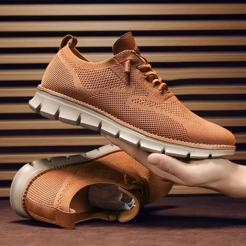 Nahaufnahme der rutschfesten Sohle. Braune, grüne Herren Orthopädische Sneaker, bequem und leicht.