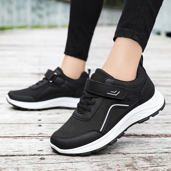 Schwarze Damen Komfortschuhe, ergonomisch und bequem, mit rutschfester Sohle. Perfekt für Spaziergänge & Alltag.