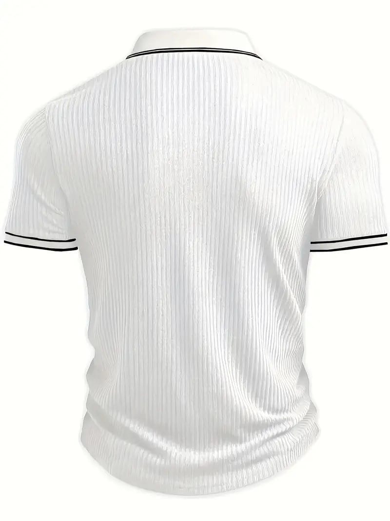 Blaues, figurbetontes geripptes Polo für Herren; stilvoll und modern für einen schicken Look.