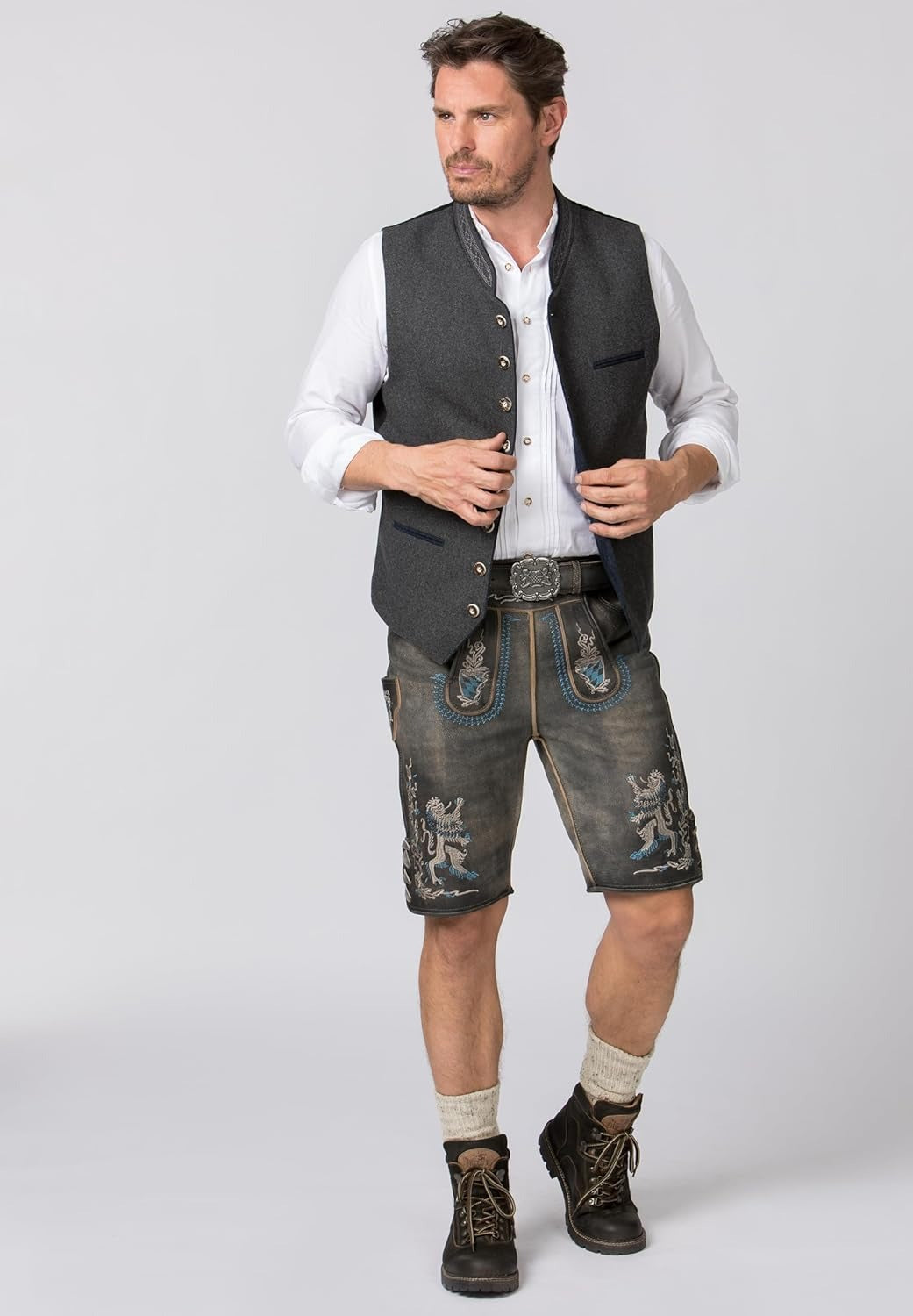 Hochwertige Herren Trachtenweste in Grau, perfekt für Hochzeiten, Feste und traditionelle Trachten-Looks.