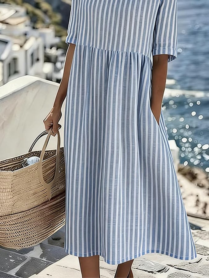 Blau gestreiftes Damen Sommerkleid in Midilänge, A-Linie. Bequemes Freizeit- und Urlaubskleid mit praktischen Taschen.
