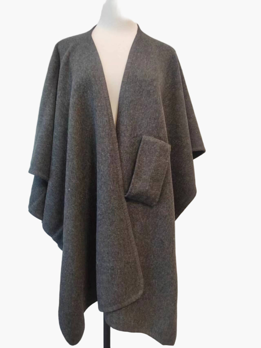 Damen Poncho-Schal elegant über einem Pullover getragen, weicher Wollmix, für modische Herbst-Outfits.