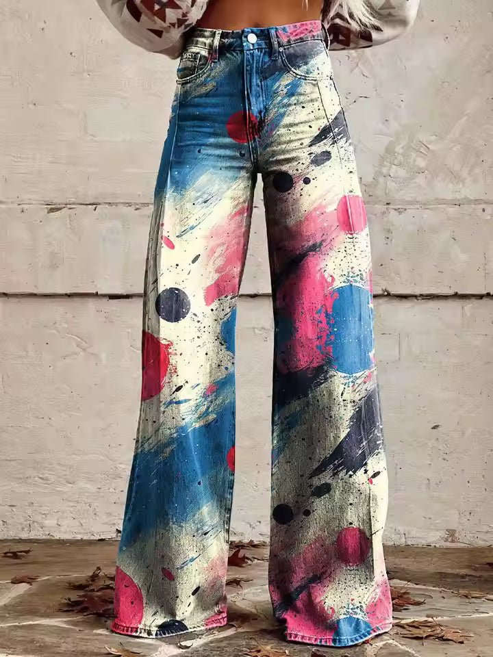 Damen-Hose im Retro-Stil: stylische Schlaghose mit floralem Muster, ein trendiger Modetrend.