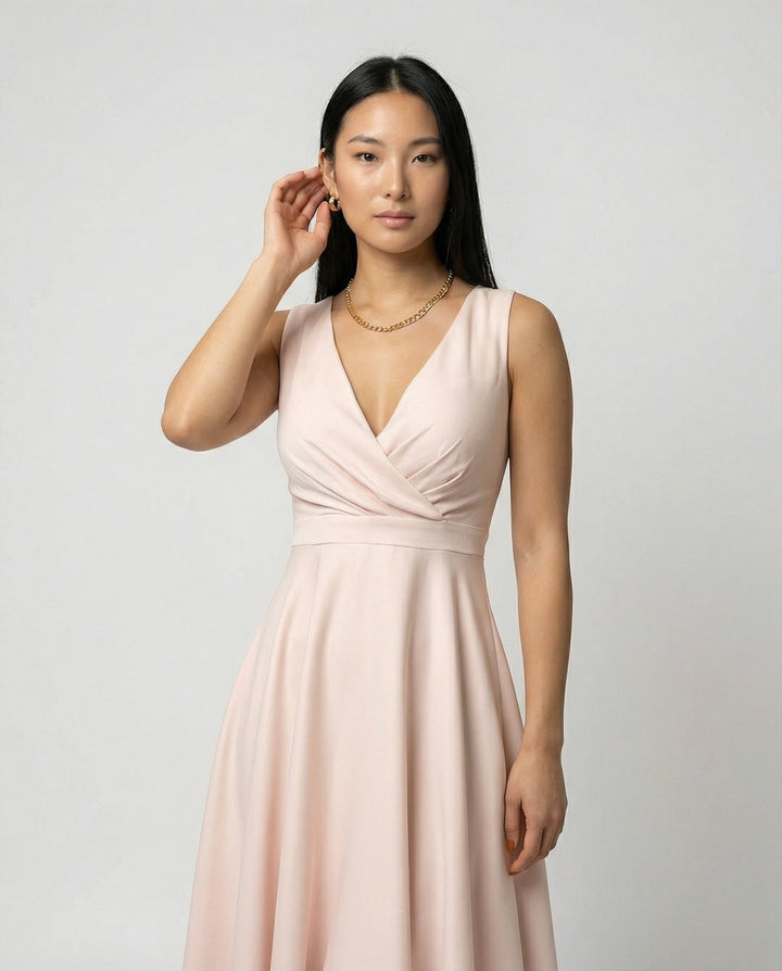 Luftiges ärmelloses Damen Sommerkleid Matilda in A-Linie, mit V-Ausschnitt und Reißverschluss. Figurumspielend.