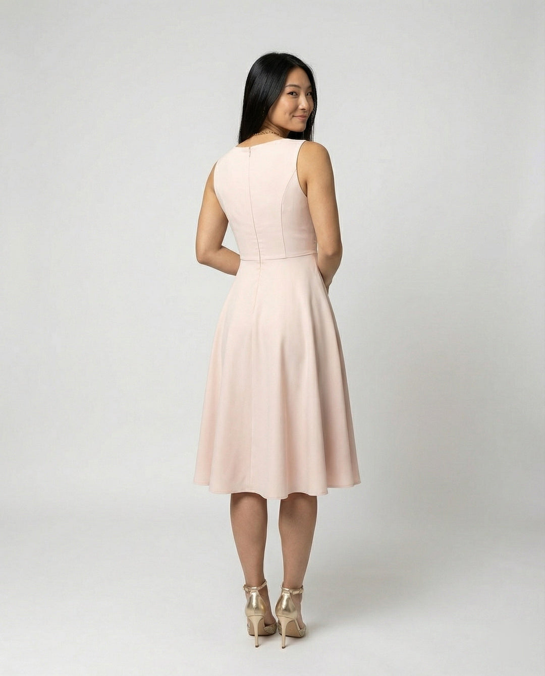 Figurumspielendes Damen A-Linien Kleid Matilda mit V-Ausschnitt, ärmellos und elegant für Freizeit & Alltag.