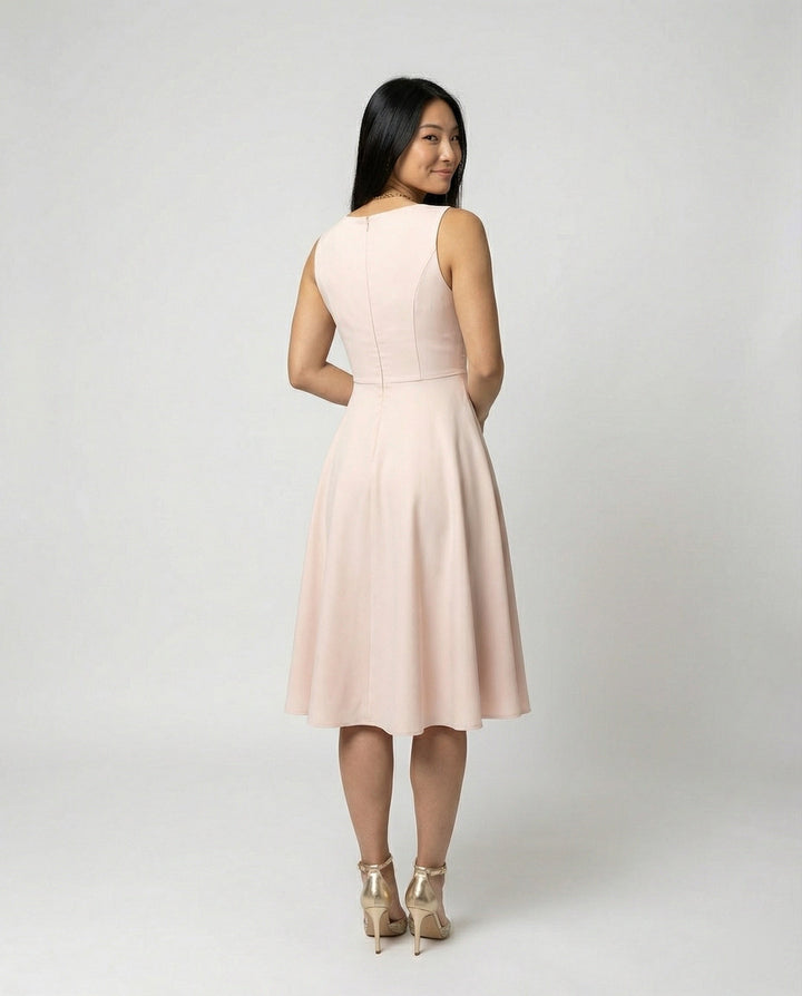 Figurumspielendes Damen A-Linien Kleid Matilda mit V-Ausschnitt, ärmellos und elegant für Freizeit & Alltag.