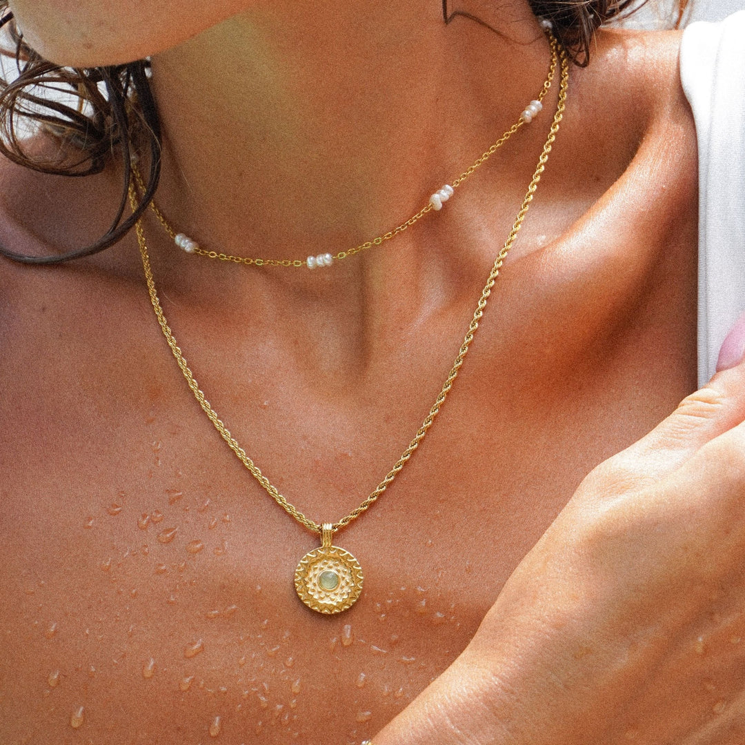 Damen Gold Halskette mit glänzendem Aventurin Sonnenmotiv, gefertigt aus Edelstahl. Eleganter Naturstein Schmuck.